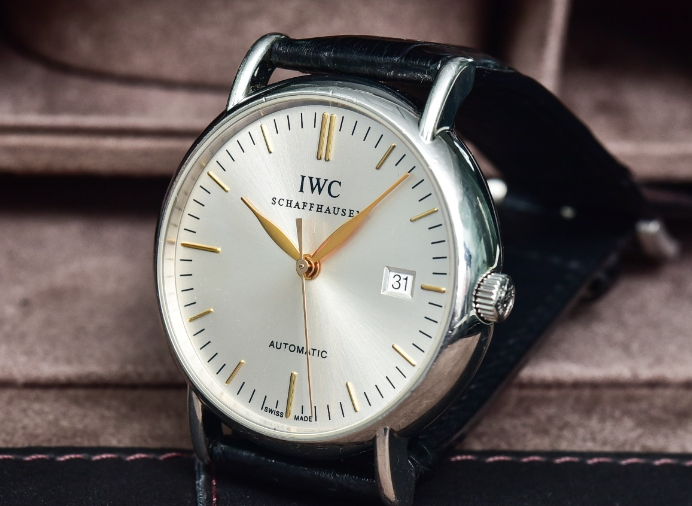 <b>萬(wàn)國(guó)手表冬天該如何保養(yǎng)?(冬天手表保養(yǎng)的方法)</b>